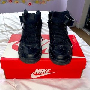 Nike court borough mid size 6 youth black
